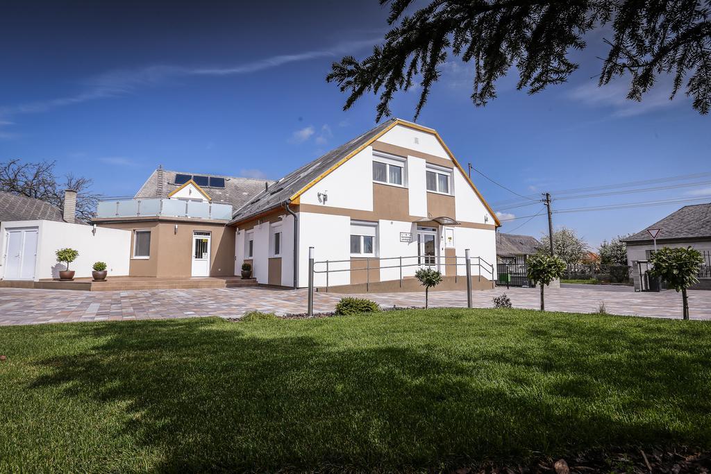 Granatalma Vendeghaz Hotel Fehervarcsurgo Luaran gambar